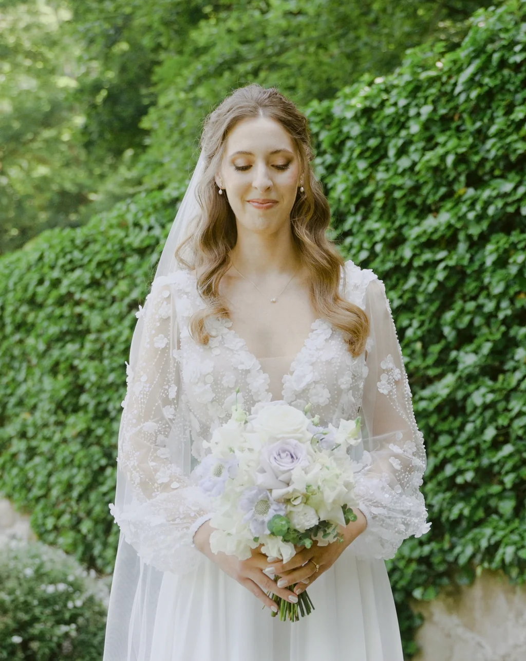 Frontales Portrait der lächelnden Braut im Garten von Schloss Weesenstein.