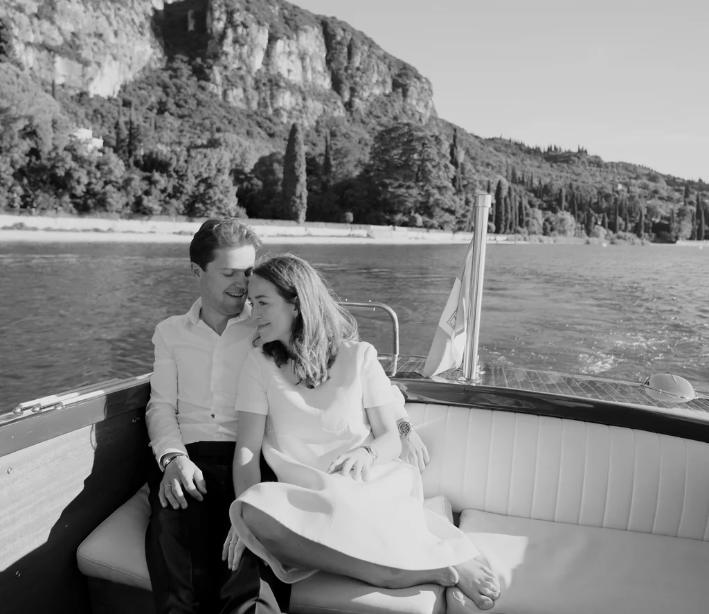 Romantische Zweisamkeit des Paares vor der Bergkulisse des Gardasees.