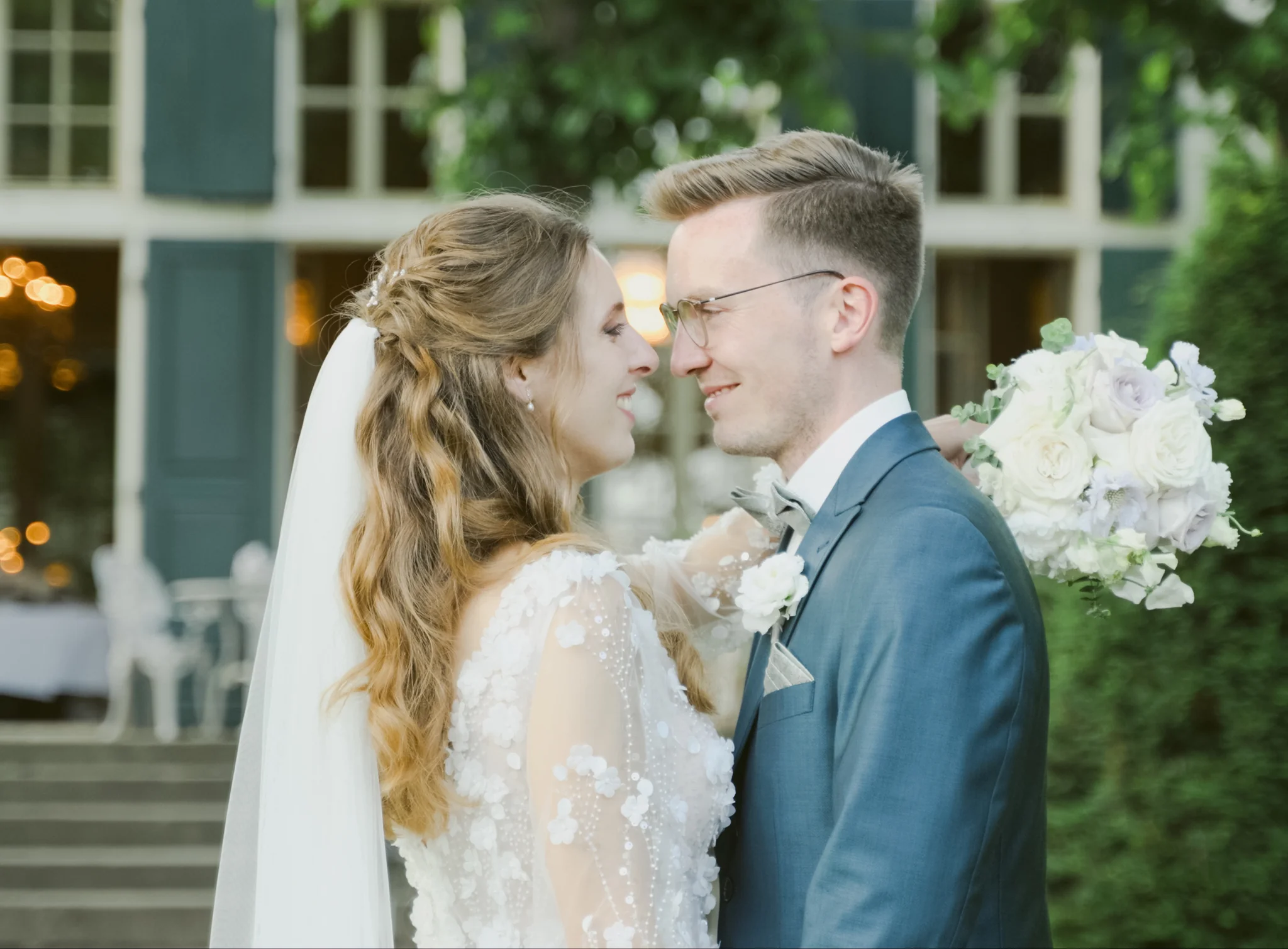 Nahaufnahme des Brautpaars, das sich im Garten der Villa Sorgenfrei tief in die Augen schaut.