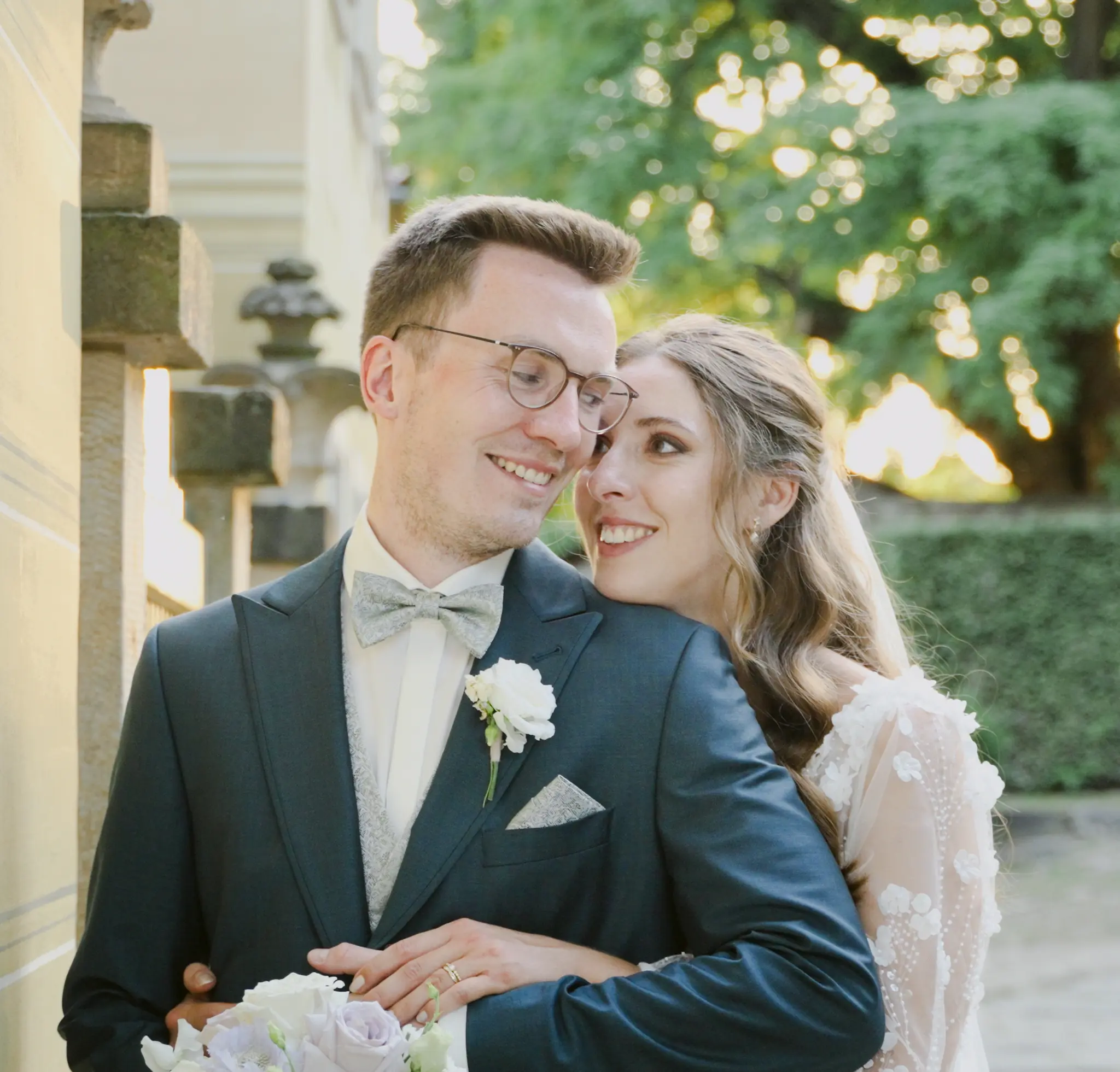Ein strahlendes Brautpaar-Portrait im warmen Abendlicht an der Villa Sorgenfrei.