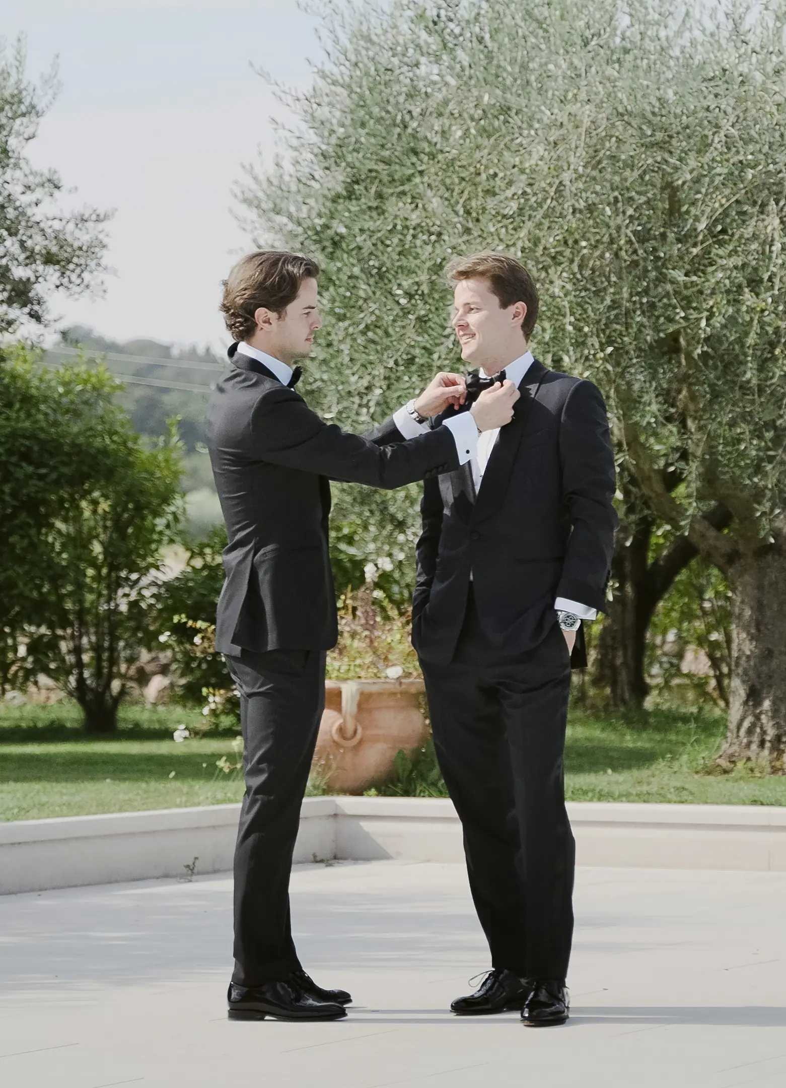 Portrait des Bräutigams während des Getting Ready in einem Olivenhain.