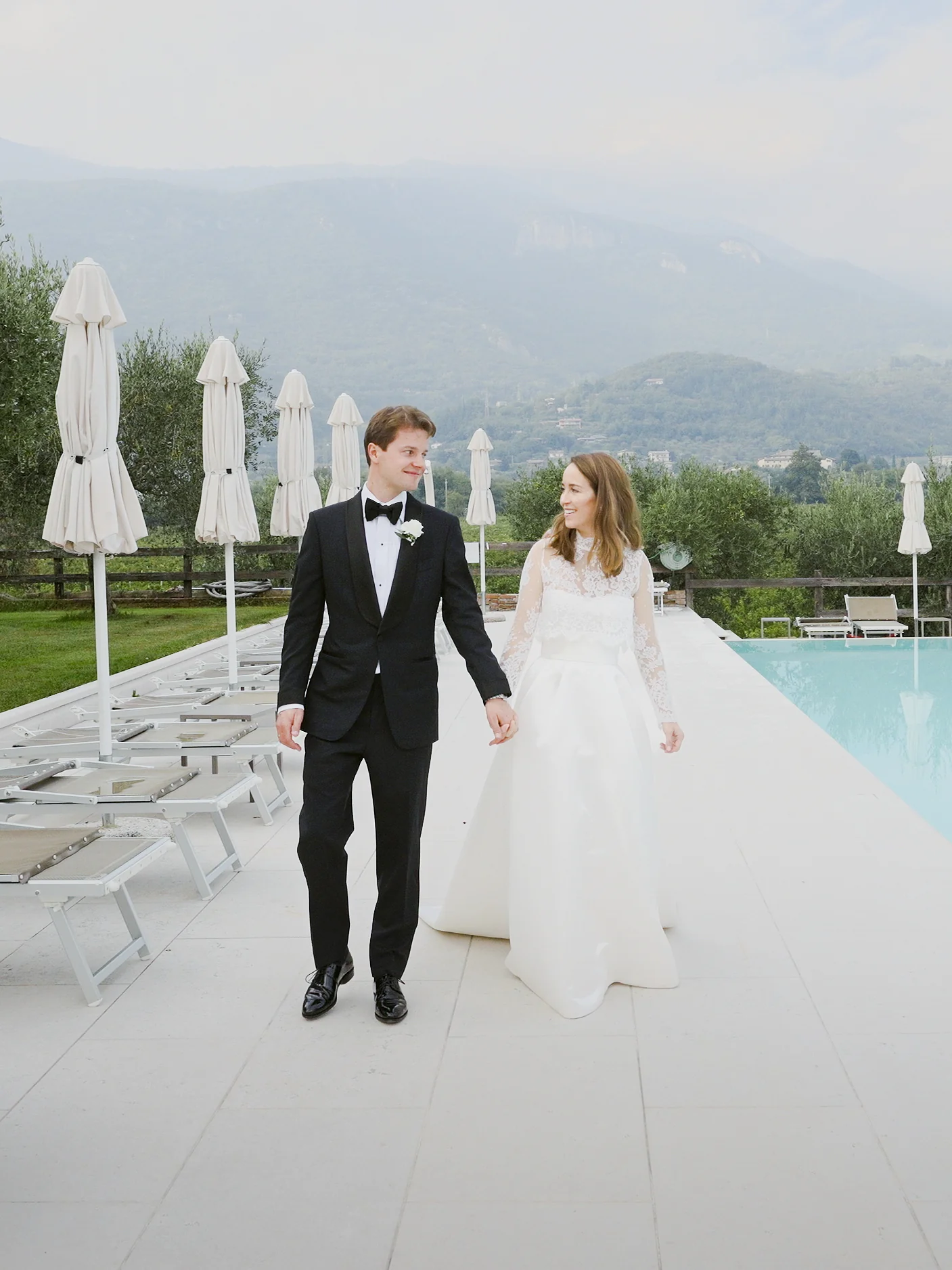 Brautpaar läuft Hand in Hand über das Gelände der Tenuta La Presa in Italien.