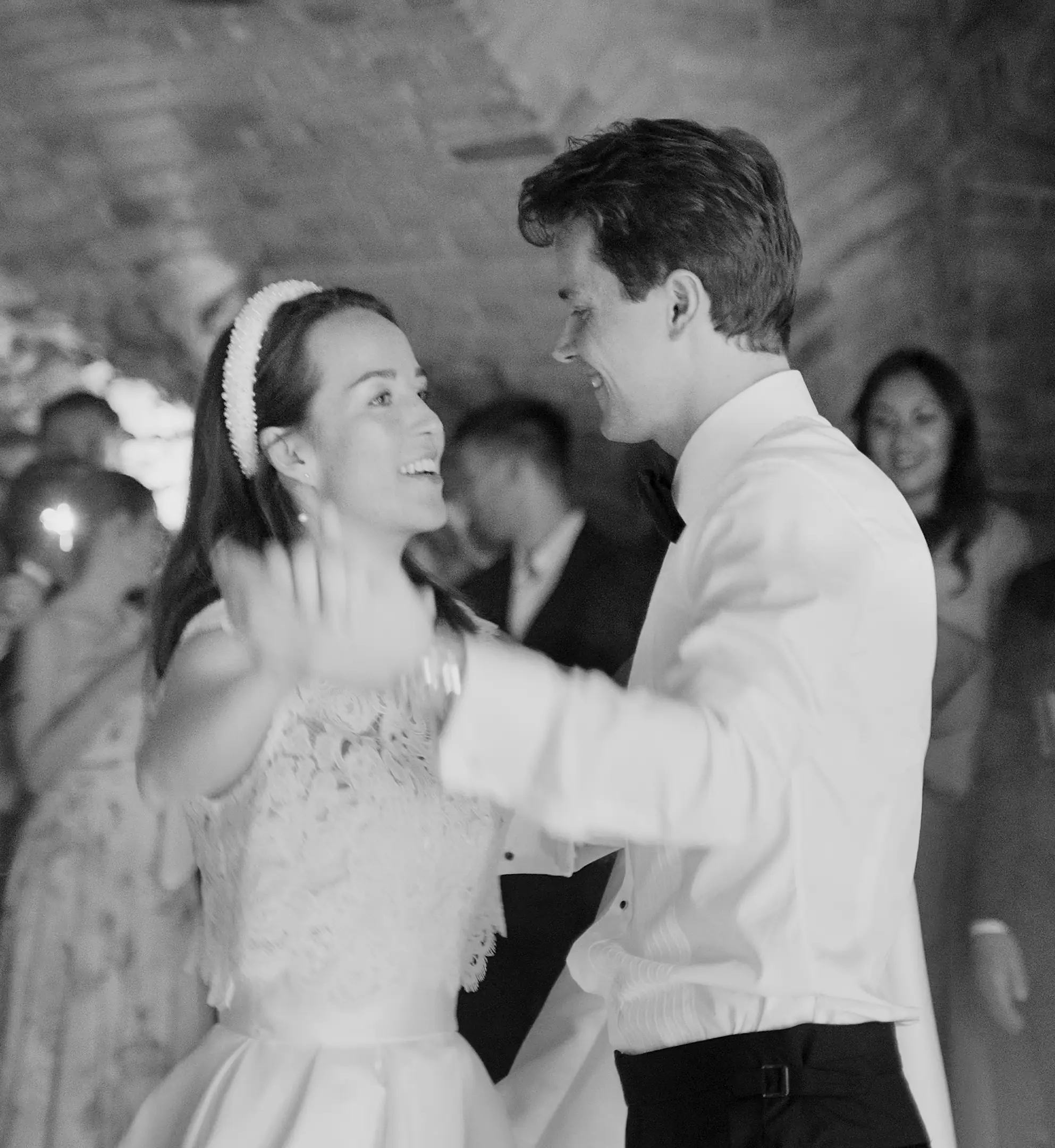 Das Brautpaar tanzt eng umschlungen während der Hochzeitsfeier in Italien.