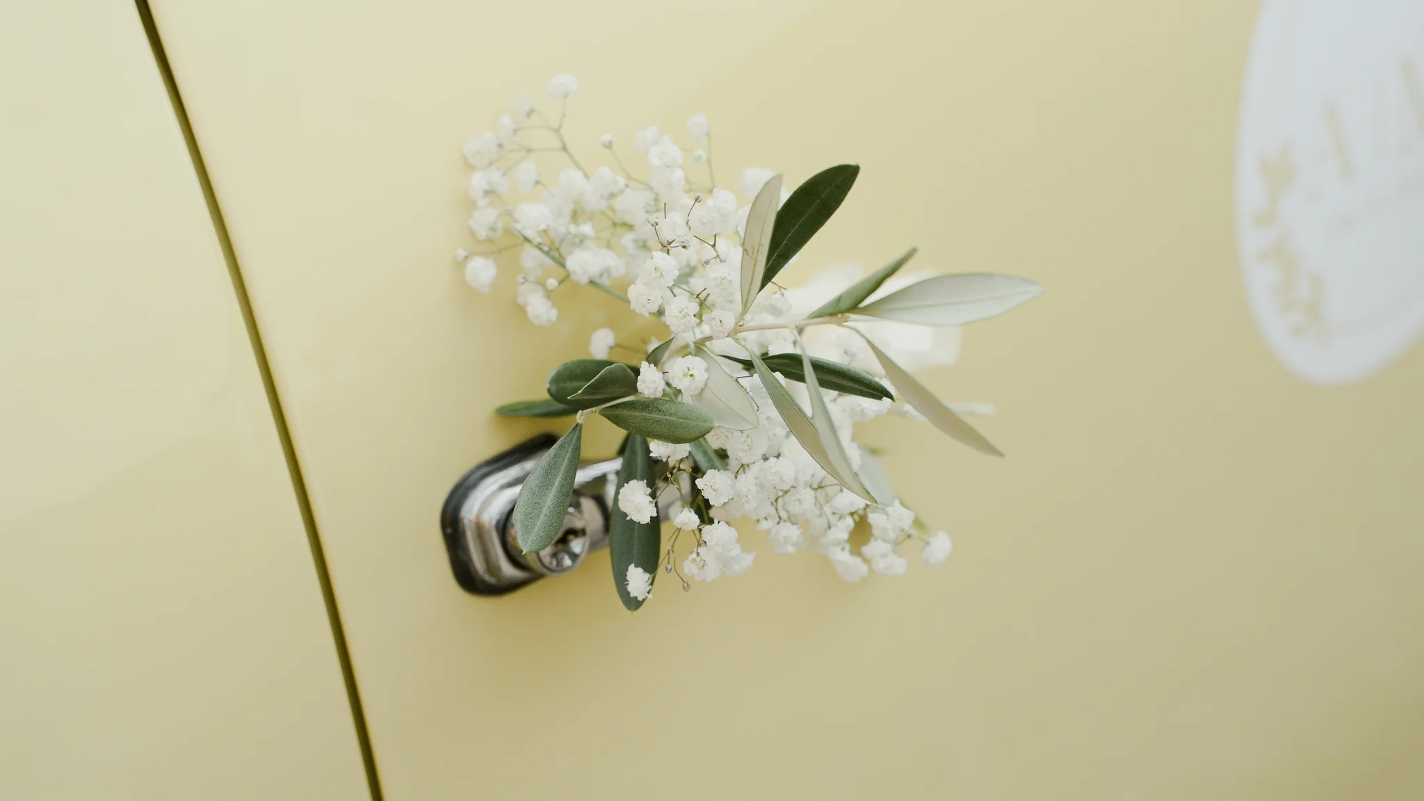 Nahaufnahme des verchromten Türgriffs am Porsche bei einer Hochzeit am Gardasee.