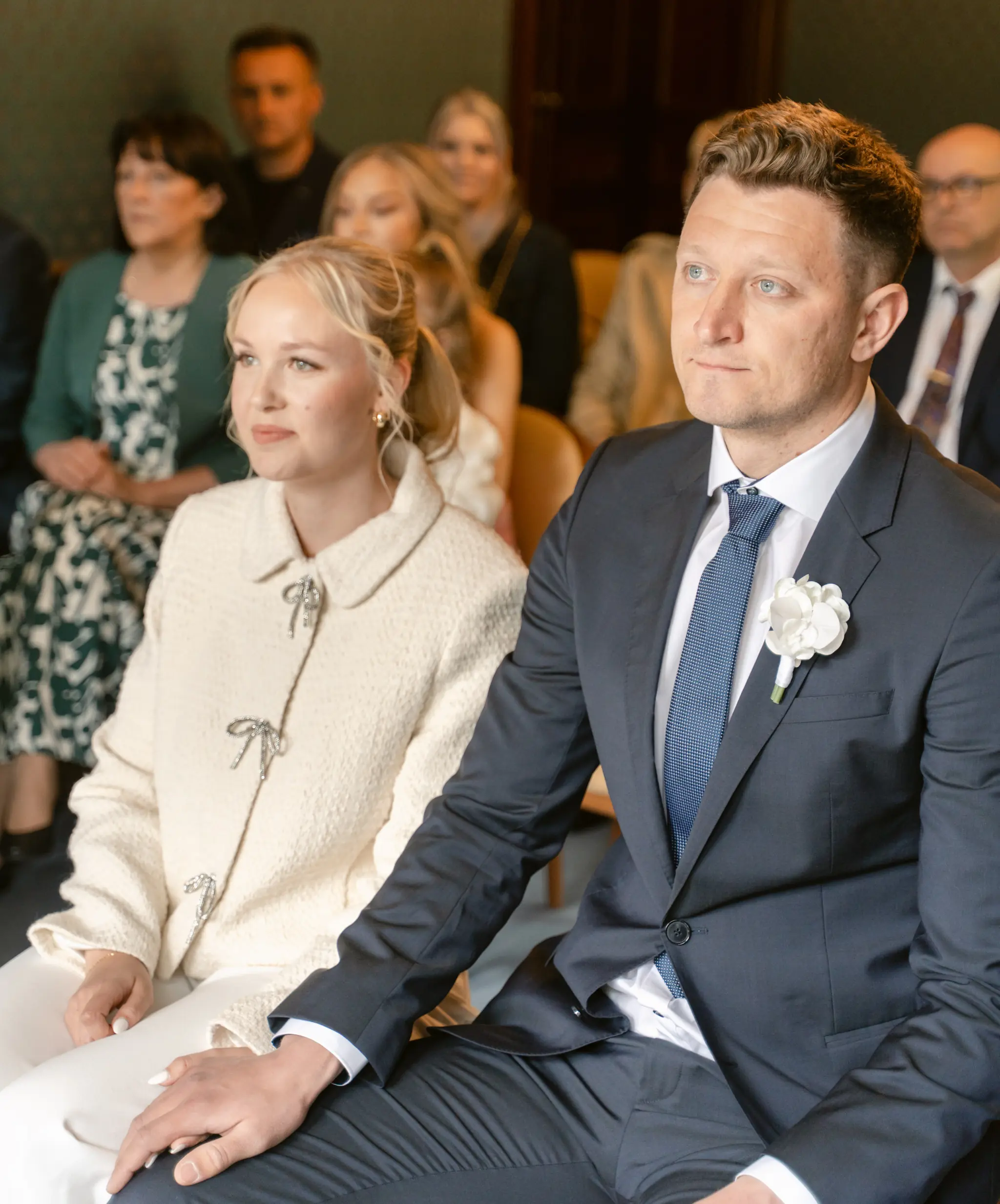 Das Brautpaar hört aufmerksam der Traurede im Standesamt Goetheallee zu.