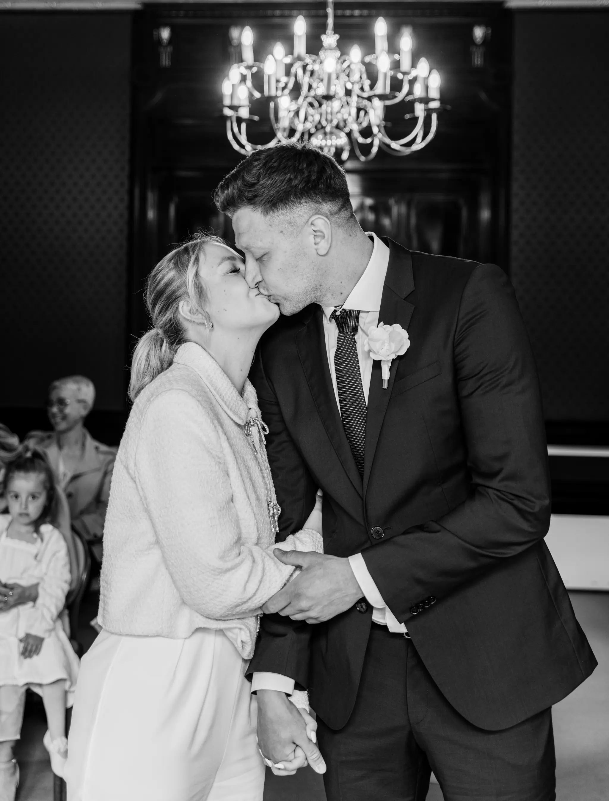 Schwarz-Weiß-Fotografie des emotionalen ersten Kusses im feierlichen Ambiente der Goetheallee Dresden.