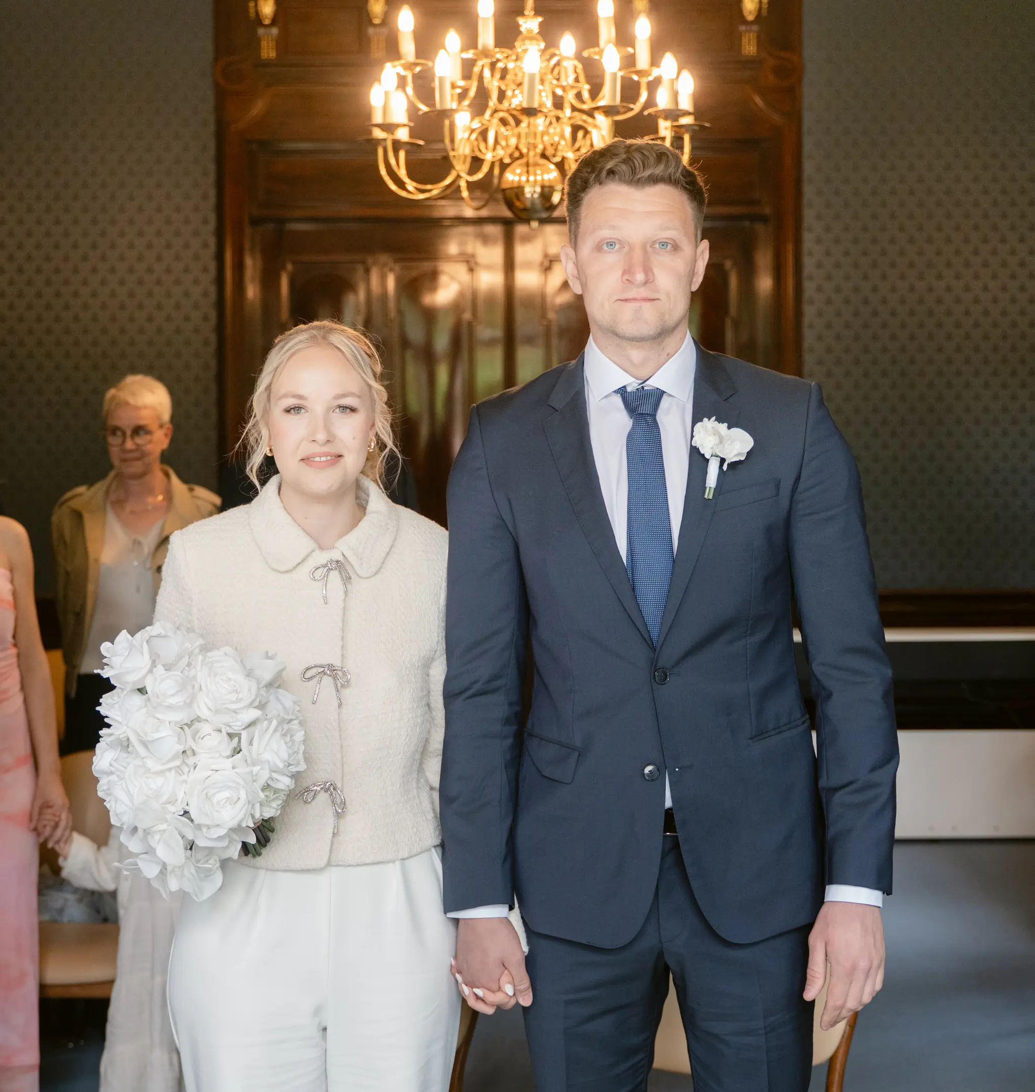 Das Brautpaar steht während der feierlichen Trauung im Standesamt Goetheallee (Villa Weigang).
