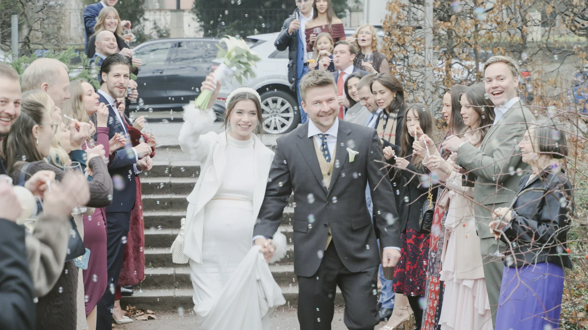 Freudiger Auszug im Rosengarten: Die Hochzeitsgäste bejubeln das frisch vermählte Paar nach der Zeremonie im Standesamt Goetheallee.