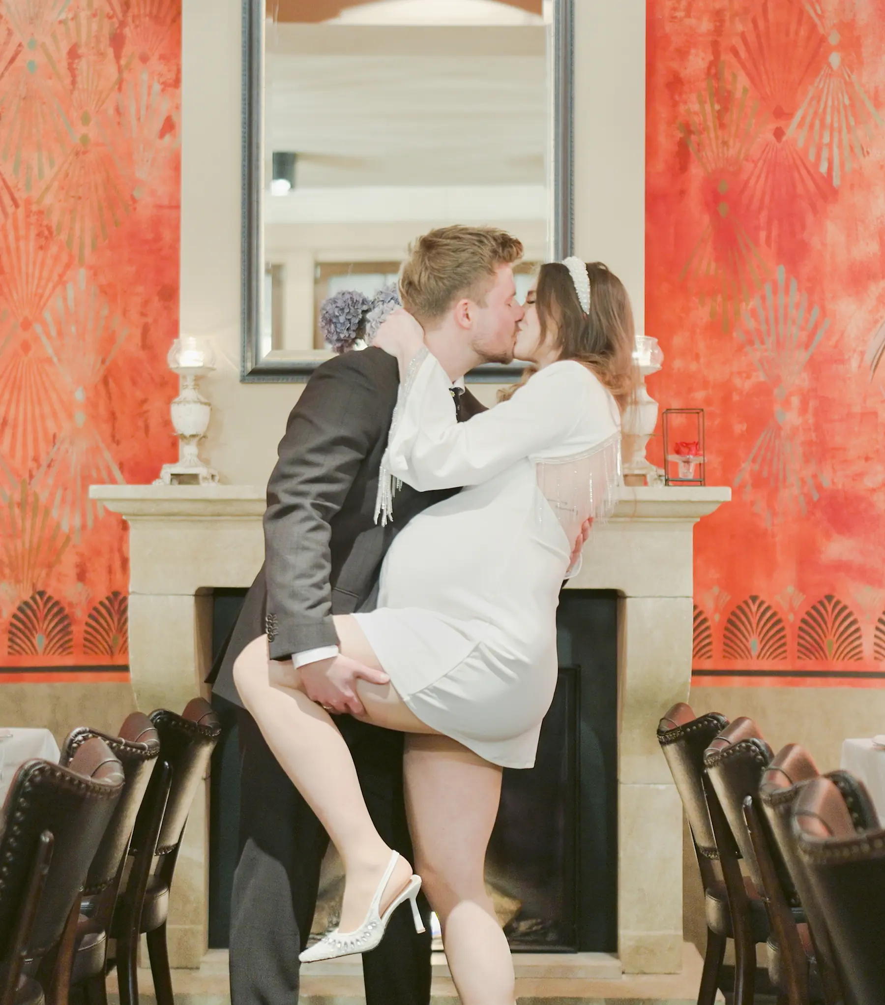 Emotionaler Kuss im Restaurant Rosengarten: Der Bräutigam hebt seine Braut freudig hoch nach der Zeremonie in der Villa Weigang.