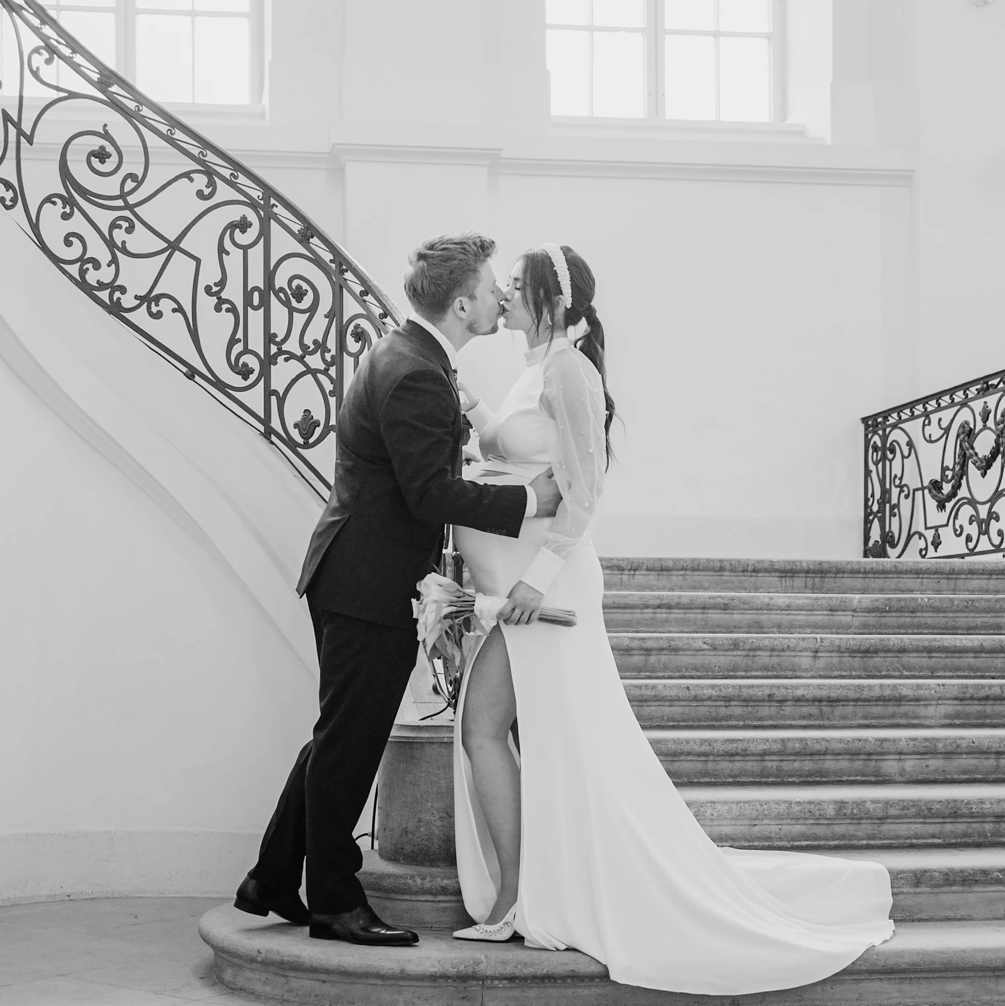 Romantischer Kuss des Brautpaares auf der Treppe im Landhaus Dresden in Schwarz-Weiß für das Standesamt Goetheallee.